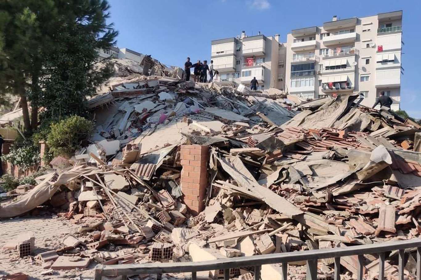 4 people killed, more than 120 injured in the earthquake: Turkish Interior Minister 4 people killed, more than 120 injured in the earthquake: Turkish Interior Minister
